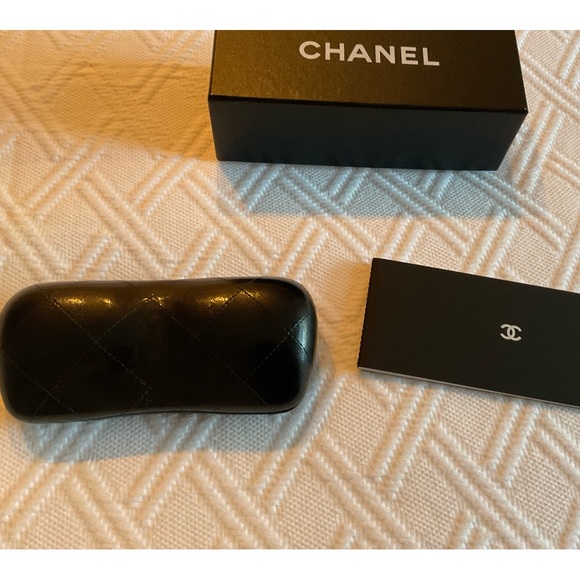 CHANEL BLACK LEATHER QUILTED READING GLASES CASE WITH BOX AND BOOKLET - Picture 2 of 5